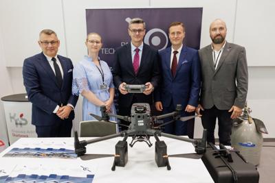 Kongres Gospodarczy to jedno z najważniejszych spotkań świata biznesu, samorządu i nauki w Lubuskiem. To właśnie tu uczestnicy szukają inspiracji, nowych technologii i kierunków rozwoju, skupiając się na kluczowych specjalizacjach regionu: innowacyjnym przemyśle, zielonej gospodarce oraz zdrowiu i jakości życia.