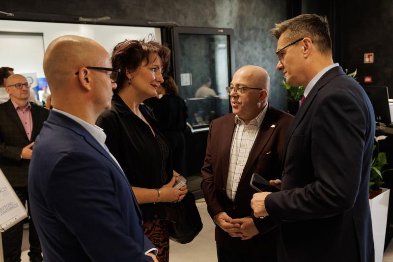 Kongres Gospodarczy to jedno z najważniejszych spotkań świata biznesu, samorządu i nauki w Lubuskiem. To właśnie tu uczestnicy szukają inspiracji, nowych technologii i kierunków rozwoju, skupiając się na kluczowych specjalizacjach regionu: innowacyjnym przemyśle, zielonej gospodarce oraz zdrowiu i jakości życia.