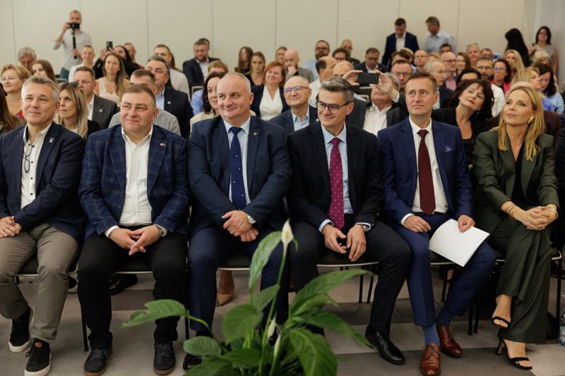 Kongres Gospodarczy to jedno z najważniejszych spotkań świata biznesu, samorządu i nauki w Lubuskiem. To właśnie tu uczestnicy szukają inspiracji, nowych technologii i kierunków rozwoju, skupiając się na kluczowych specjalizacjach regionu: innowacyjnym przemyśle, zielonej gospodarce oraz zdrowiu i jakości życia.