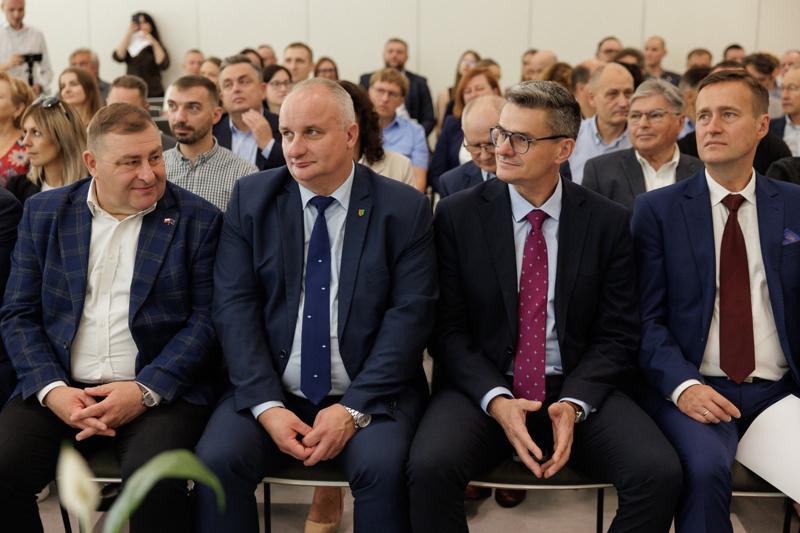 Kongres Gospodarczy to jedno z najważniejszych spotkań świata biznesu, samorządu i nauki w Lubuskiem. To właśnie tu uczestnicy szukają inspiracji, nowych technologii i kierunków rozwoju, skupiając się na kluczowych specjalizacjach regionu: innowacyjnym przemyśle, zielonej gospodarce oraz zdrowiu i jakości życia.