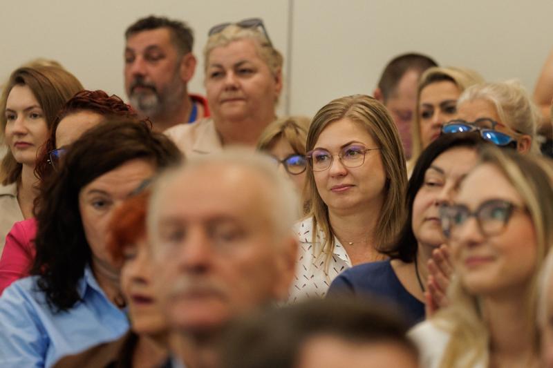 Kongres Gospodarczy to jedno z najważniejszych spotkań świata biznesu, samorządu i nauki w Lubuskiem. To właśnie tu uczestnicy szukają inspiracji, nowych technologii i kierunków rozwoju, skupiając się na kluczowych specjalizacjach regionu: innowacyjnym przemyśle, zielonej gospodarce oraz zdrowiu i jakości życia.