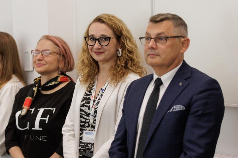 Kongres Gospodarczy to jedno z najważniejszych spotkań świata biznesu, samorządu i nauki w Lubuskiem. To właśnie tu uczestnicy szukają inspiracji, nowych technologii i kierunków rozwoju, skupiając się na kluczowych specjalizacjach regionu: innowacyjnym przemyśle, zielonej gospodarce oraz zdrowiu i jakości życia.