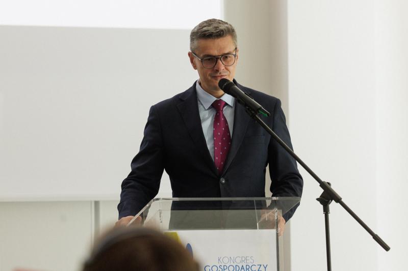 Kongres Gospodarczy to jedno z najważniejszych spotkań świata biznesu, samorządu i nauki w Lubuskiem. To właśnie tu uczestnicy szukają inspiracji, nowych technologii i kierunków rozwoju, skupiając się na kluczowych specjalizacjach regionu: innowacyjnym przemyśle, zielonej gospodarce oraz zdrowiu i jakości życia.