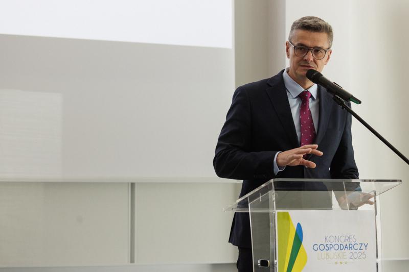 Kongres Gospodarczy to jedno z najważniejszych spotkań świata biznesu, samorządu i nauki w Lubuskiem. To właśnie tu uczestnicy szukają inspiracji, nowych technologii i kierunków rozwoju, skupiając się na kluczowych specjalizacjach regionu: innowacyjnym przemyśle, zielonej gospodarce oraz zdrowiu i jakości życia.