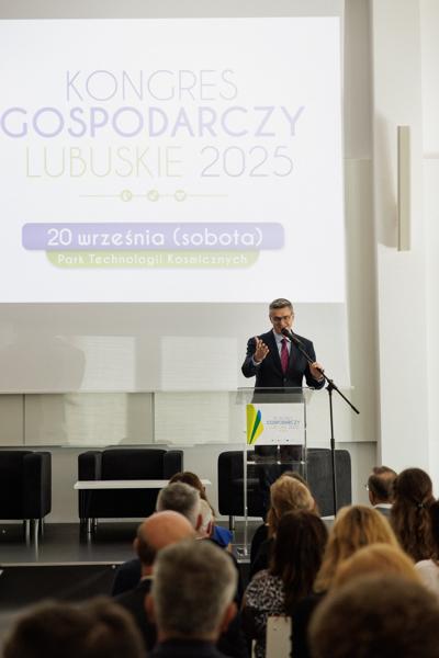 Kongres Gospodarczy to jedno z najważniejszych spotkań świata biznesu, samorządu i nauki w Lubuskiem. To właśnie tu uczestnicy szukają inspiracji, nowych technologii i kierunków rozwoju, skupiając się na kluczowych specjalizacjach regionu: innowacyjnym przemyśle, zielonej gospodarce oraz zdrowiu i jakości życia.