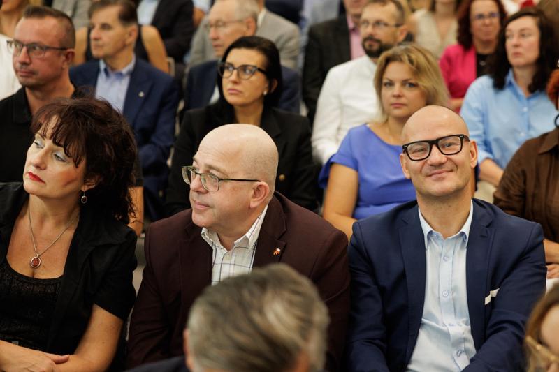 Kongres Gospodarczy to jedno z najważniejszych spotkań świata biznesu, samorządu i nauki w Lubuskiem. To właśnie tu uczestnicy szukają inspiracji, nowych technologii i kierunków rozwoju, skupiając się na kluczowych specjalizacjach regionu: innowacyjnym przemyśle, zielonej gospodarce oraz zdrowiu i jakości życia.