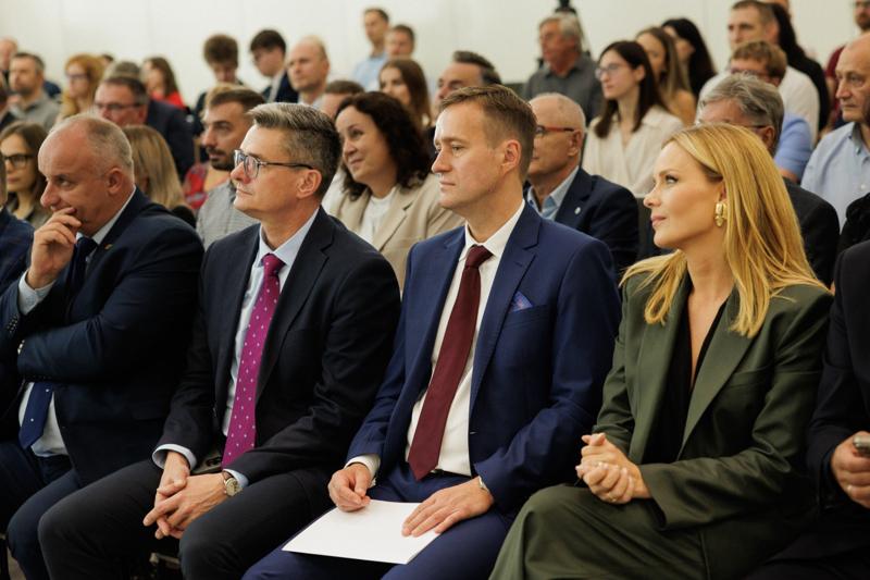 Kongres Gospodarczy to jedno z najważniejszych spotkań świata biznesu, samorządu i nauki w Lubuskiem. To właśnie tu uczestnicy szukają inspiracji, nowych technologii i kierunków rozwoju, skupiając się na kluczowych specjalizacjach regionu: innowacyjnym przemyśle, zielonej gospodarce oraz zdrowiu i jakości życia.