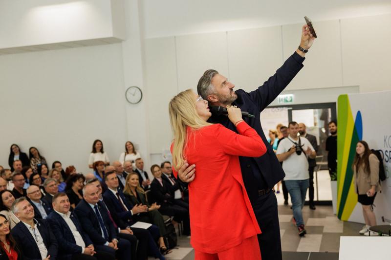 Kongres Gospodarczy to jedno z najważniejszych spotkań świata biznesu, samorządu i nauki w Lubuskiem. To właśnie tu uczestnicy szukają inspiracji, nowych technologii i kierunków rozwoju, skupiając się na kluczowych specjalizacjach regionu: innowacyjnym przemyśle, zielonej gospodarce oraz zdrowiu i jakości życia.