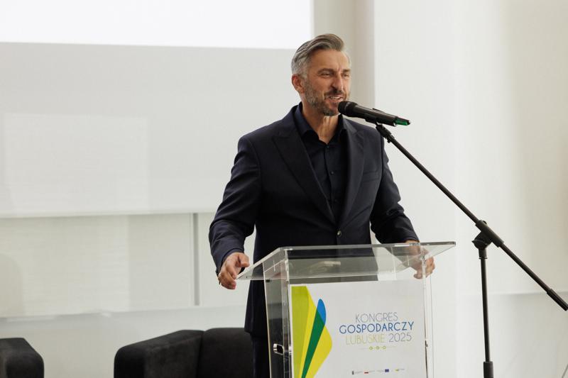 Kongres Gospodarczy to jedno z najważniejszych spotkań świata biznesu, samorządu i nauki w Lubuskiem. To właśnie tu uczestnicy szukają inspiracji, nowych technologii i kierunków rozwoju, skupiając się na kluczowych specjalizacjach regionu: innowacyjnym przemyśle, zielonej gospodarce oraz zdrowiu i jakości życia.