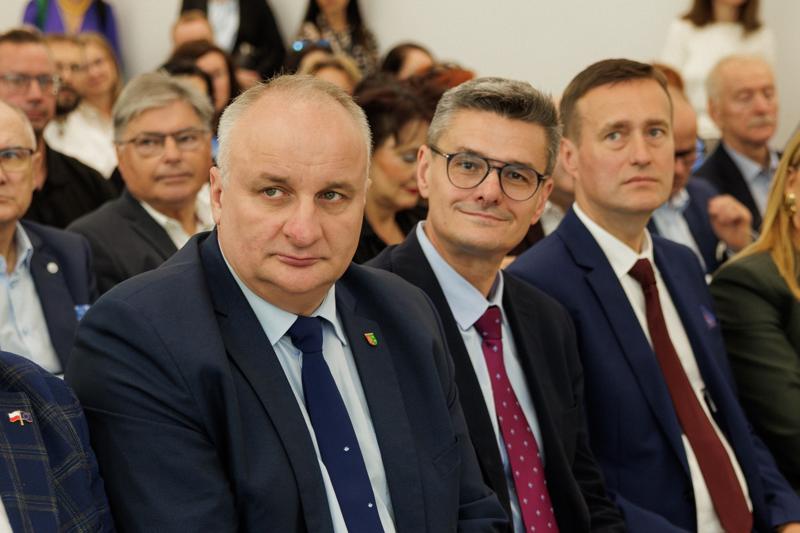 Kongres Gospodarczy to jedno z najważniejszych spotkań świata biznesu, samorządu i nauki w Lubuskiem. To właśnie tu uczestnicy szukają inspiracji, nowych technologii i kierunków rozwoju, skupiając się na kluczowych specjalizacjach regionu: innowacyjnym przemyśle, zielonej gospodarce oraz zdrowiu i jakości życia.