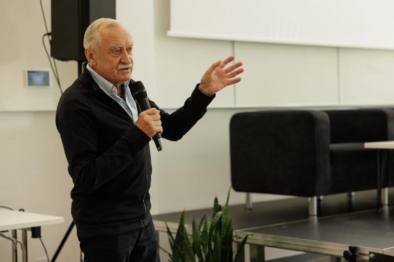 Kongres Gospodarczy to jedno z najważniejszych spotkań świata biznesu, samorządu i nauki w Lubuskiem. To właśnie tu uczestnicy szukają inspiracji, nowych technologii i kierunków rozwoju, skupiając się na kluczowych specjalizacjach regionu: innowacyjnym przemyśle, zielonej gospodarce oraz zdrowiu i jakości życia.