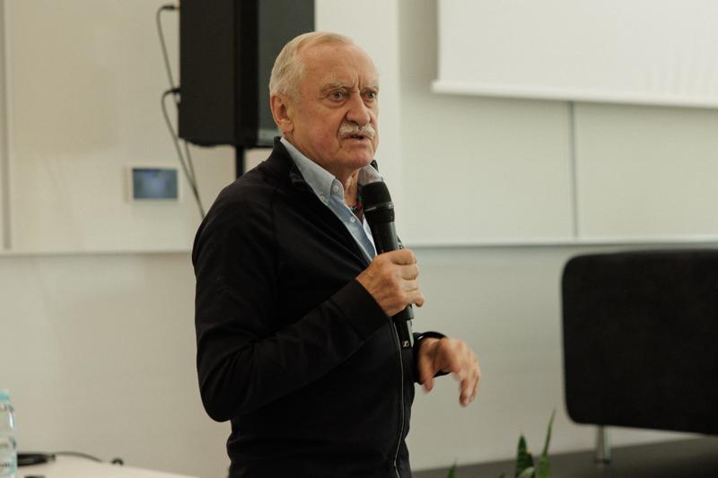 Kongres Gospodarczy to jedno z najważniejszych spotkań świata biznesu, samorządu i nauki w Lubuskiem. To właśnie tu uczestnicy szukają inspiracji, nowych technologii i kierunków rozwoju, skupiając się na kluczowych specjalizacjach regionu: innowacyjnym przemyśle, zielonej gospodarce oraz zdrowiu i jakości życia.