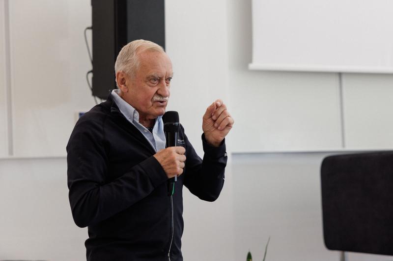 Kongres Gospodarczy to jedno z najważniejszych spotkań świata biznesu, samorządu i nauki w Lubuskiem. To właśnie tu uczestnicy szukają inspiracji, nowych technologii i kierunków rozwoju, skupiając się na kluczowych specjalizacjach regionu: innowacyjnym przemyśle, zielonej gospodarce oraz zdrowiu i jakości życia.