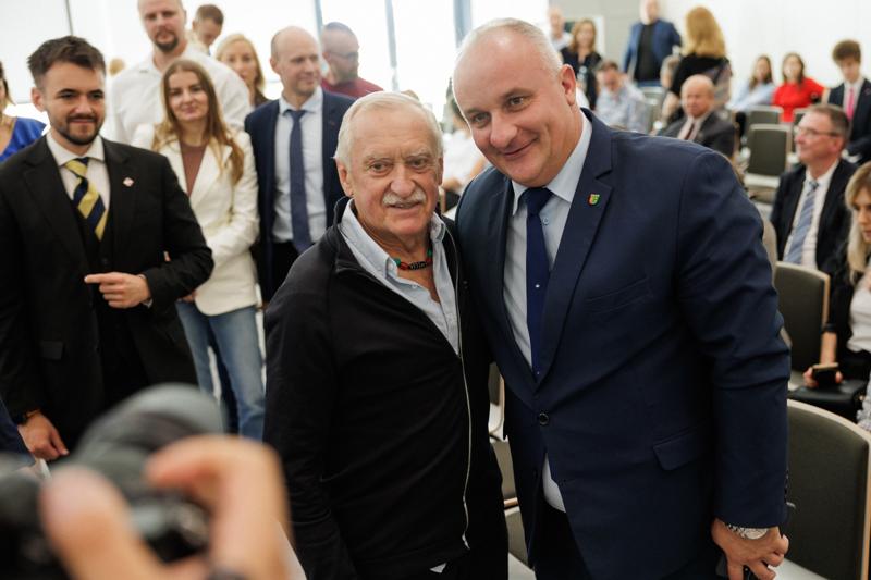 Kongres Gospodarczy to jedno z najważniejszych spotkań świata biznesu, samorządu i nauki w Lubuskiem. To właśnie tu uczestnicy szukają inspiracji, nowych technologii i kierunków rozwoju, skupiając się na kluczowych specjalizacjach regionu: innowacyjnym przemyśle, zielonej gospodarce oraz zdrowiu i jakości życia.