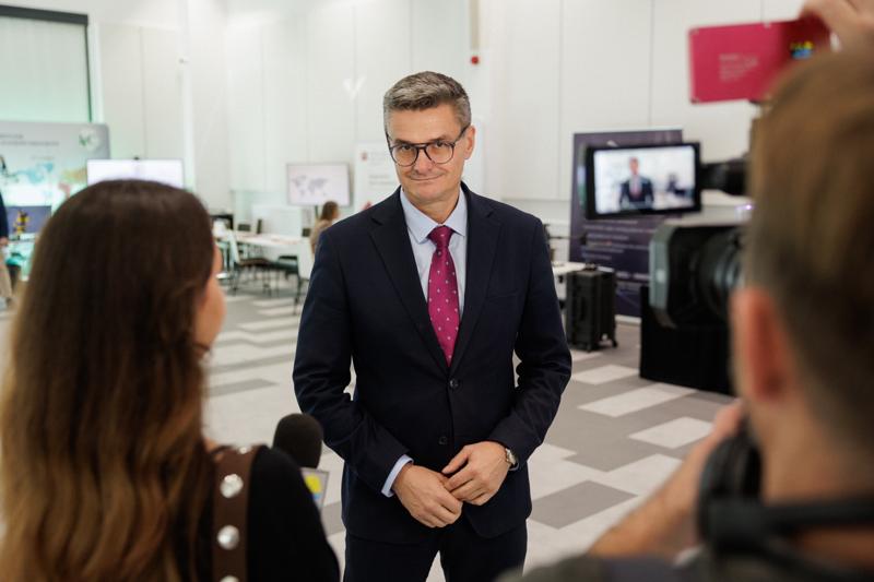 Kongres Gospodarczy to jedno z najważniejszych spotkań świata biznesu, samorządu i nauki w Lubuskiem. To właśnie tu uczestnicy szukają inspiracji, nowych technologii i kierunków rozwoju, skupiając się na kluczowych specjalizacjach regionu: innowacyjnym przemyśle, zielonej gospodarce oraz zdrowiu i jakości życia.