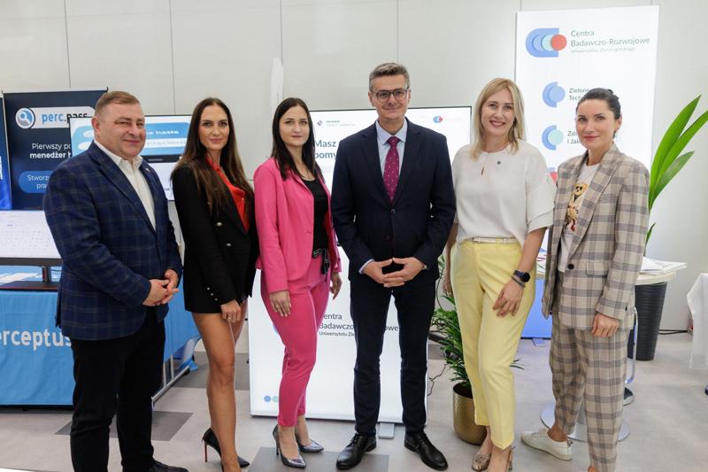 Kongres Gospodarczy to jedno z najważniejszych spotkań świata biznesu, samorządu i nauki w Lubuskiem. To właśnie tu uczestnicy szukają inspiracji, nowych technologii i kierunków rozwoju, skupiając się na kluczowych specjalizacjach regionu: innowacyjnym przemyśle, zielonej gospodarce oraz zdrowiu i jakości życia.