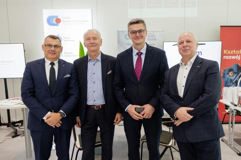 Kongres Gospodarczy to jedno z najważniejszych spotkań świata biznesu, samorządu i nauki w Lubuskiem. To właśnie tu uczestnicy szukają inspiracji, nowych technologii i kierunków rozwoju, skupiając się na kluczowych specjalizacjach regionu: innowacyjnym przemyśle, zielonej gospodarce oraz zdrowiu i jakości życia.