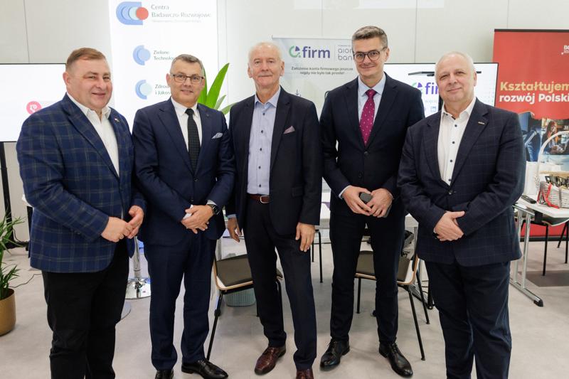 Kongres Gospodarczy to jedno z najważniejszych spotkań świata biznesu, samorządu i nauki w Lubuskiem. To właśnie tu uczestnicy szukają inspiracji, nowych technologii i kierunków rozwoju, skupiając się na kluczowych specjalizacjach regionu: innowacyjnym przemyśle, zielonej gospodarce oraz zdrowiu i jakości życia.