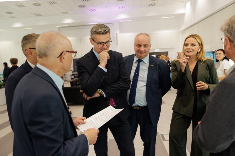 Kongres Gospodarczy to jedno z najważniejszych spotkań świata biznesu, samorządu i nauki w Lubuskiem. To właśnie tu uczestnicy szukają inspiracji, nowych technologii i kierunków rozwoju, skupiając się na kluczowych specjalizacjach regionu: innowacyjnym przemyśle, zielonej gospodarce oraz zdrowiu i jakości życia.