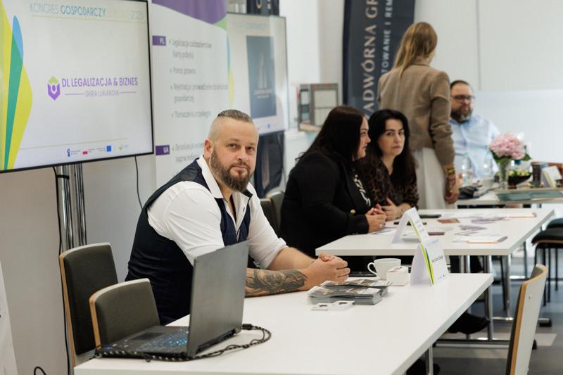 Kongres Gospodarczy to jedno z najważniejszych spotkań świata biznesu, samorządu i nauki w Lubuskiem. To właśnie tu uczestnicy szukają inspiracji, nowych technologii i kierunków rozwoju, skupiając się na kluczowych specjalizacjach regionu: innowacyjnym przemyśle, zielonej gospodarce oraz zdrowiu i jakości życia.
