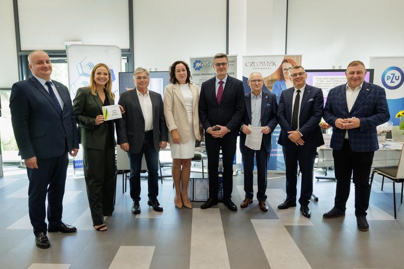 Kongres Gospodarczy to jedno z najważniejszych spotkań świata biznesu, samorządu i nauki w Lubuskiem. To właśnie tu uczestnicy szukają inspiracji, nowych technologii i kierunków rozwoju, skupiając się na kluczowych specjalizacjach regionu: innowacyjnym przemyśle, zielonej gospodarce oraz zdrowiu i jakości życia.