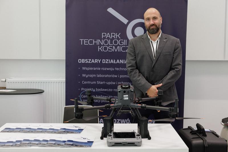 Kongres Gospodarczy to jedno z najważniejszych spotkań świata biznesu, samorządu i nauki w Lubuskiem. To właśnie tu uczestnicy szukają inspiracji, nowych technologii i kierunków rozwoju, skupiając się na kluczowych specjalizacjach regionu: innowacyjnym przemyśle, zielonej gospodarce oraz zdrowiu i jakości życia.