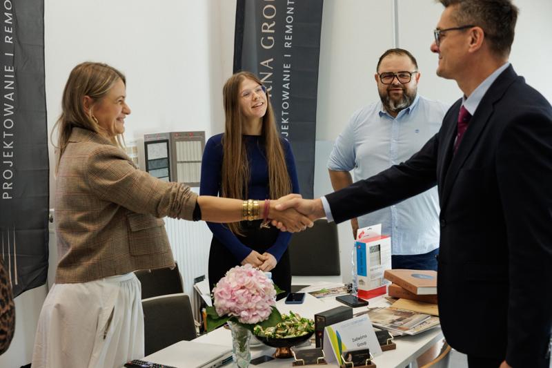 Kongres Gospodarczy to jedno z najważniejszych spotkań świata biznesu, samorządu i nauki w Lubuskiem. To właśnie tu uczestnicy szukają inspiracji, nowych technologii i kierunków rozwoju, skupiając się na kluczowych specjalizacjach regionu: innowacyjnym przemyśle, zielonej gospodarce oraz zdrowiu i jakości życia.