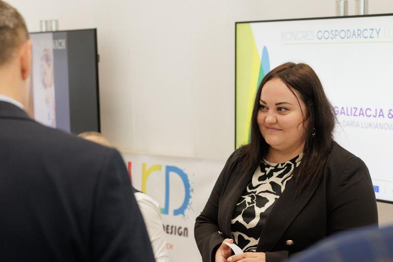 Kongres Gospodarczy to jedno z najważniejszych spotkań świata biznesu, samorządu i nauki w Lubuskiem. To właśnie tu uczestnicy szukają inspiracji, nowych technologii i kierunków rozwoju, skupiając się na kluczowych specjalizacjach regionu: innowacyjnym przemyśle, zielonej gospodarce oraz zdrowiu i jakości życia.