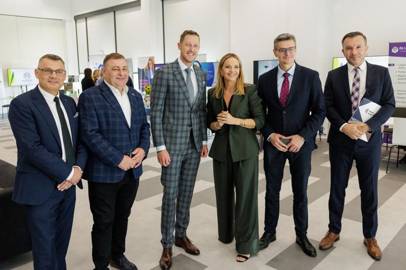 Kongres Gospodarczy to jedno z najważniejszych spotkań świata biznesu, samorządu i nauki w Lubuskiem. To właśnie tu uczestnicy szukają inspiracji, nowych technologii i kierunków rozwoju, skupiając się na kluczowych specjalizacjach regionu: innowacyjnym przemyśle, zielonej gospodarce oraz zdrowiu i jakości życia.