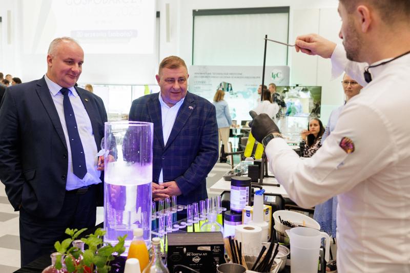 Kongres Gospodarczy to jedno z najważniejszych spotkań świata biznesu, samorządu i nauki w Lubuskiem. To właśnie tu uczestnicy szukają inspiracji, nowych technologii i kierunków rozwoju, skupiając się na kluczowych specjalizacjach regionu: innowacyjnym przemyśle, zielonej gospodarce oraz zdrowiu i jakości życia.