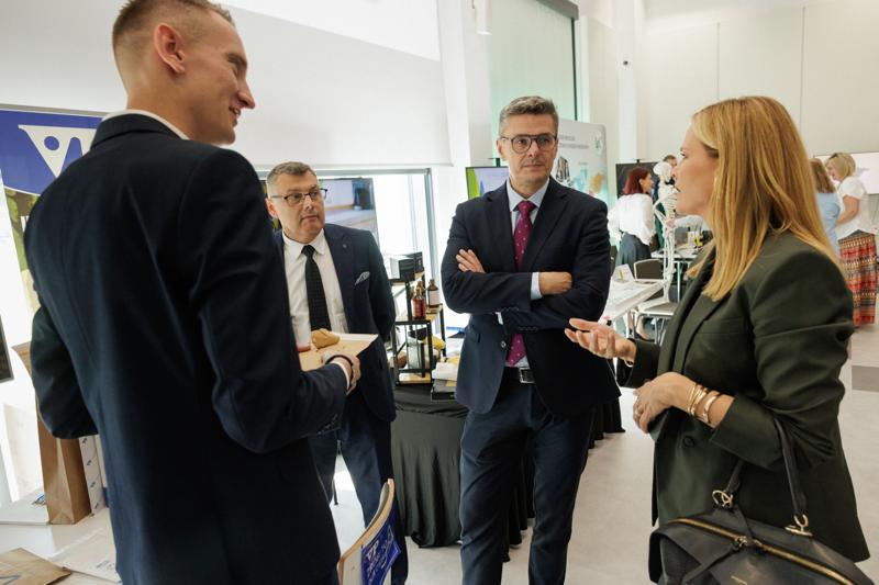 Kongres Gospodarczy to jedno z najważniejszych spotkań świata biznesu, samorządu i nauki w Lubuskiem. To właśnie tu uczestnicy szukają inspiracji, nowych technologii i kierunków rozwoju, skupiając się na kluczowych specjalizacjach regionu: innowacyjnym przemyśle, zielonej gospodarce oraz zdrowiu i jakości życia.
