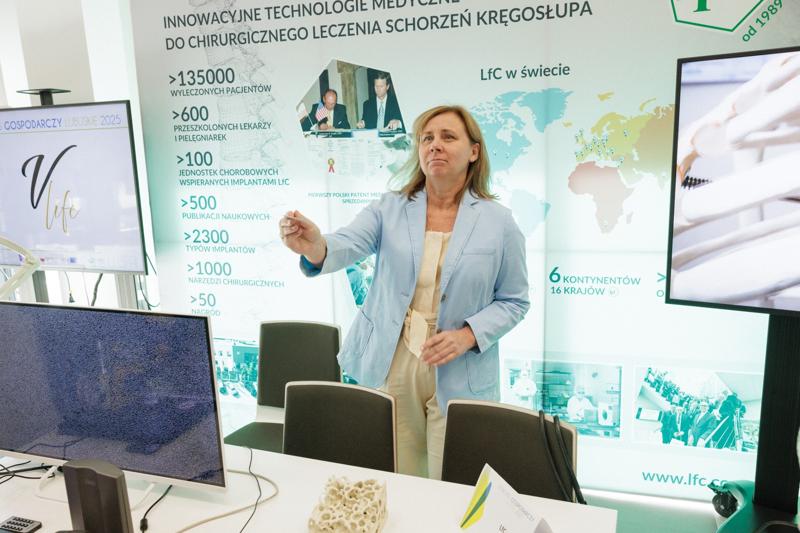 Kongres Gospodarczy to jedno z najważniejszych spotkań świata biznesu, samorządu i nauki w Lubuskiem. To właśnie tu uczestnicy szukają inspiracji, nowych technologii i kierunków rozwoju, skupiając się na kluczowych specjalizacjach regionu: innowacyjnym przemyśle, zielonej gospodarce oraz zdrowiu i jakości życia.