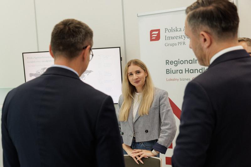 Kongres Gospodarczy to jedno z najważniejszych spotkań świata biznesu, samorządu i nauki w Lubuskiem. To właśnie tu uczestnicy szukają inspiracji, nowych technologii i kierunków rozwoju, skupiając się na kluczowych specjalizacjach regionu: innowacyjnym przemyśle, zielonej gospodarce oraz zdrowiu i jakości życia.