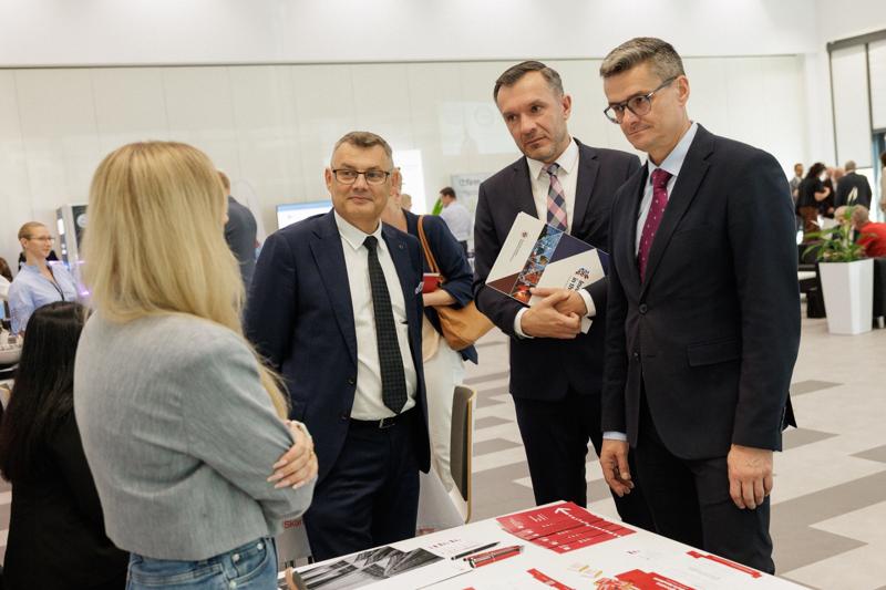 Kongres Gospodarczy to jedno z najważniejszych spotkań świata biznesu, samorządu i nauki w Lubuskiem. To właśnie tu uczestnicy szukają inspiracji, nowych technologii i kierunków rozwoju, skupiając się na kluczowych specjalizacjach regionu: innowacyjnym przemyśle, zielonej gospodarce oraz zdrowiu i jakości życia.