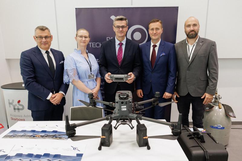 Kongres Gospodarczy to jedno z najważniejszych spotkań świata biznesu, samorządu i nauki w Lubuskiem. To właśnie tu uczestnicy szukają inspiracji, nowych technologii i kierunków rozwoju, skupiając się na kluczowych specjalizacjach regionu: innowacyjnym przemyśle, zielonej gospodarce oraz zdrowiu i jakości życia.
