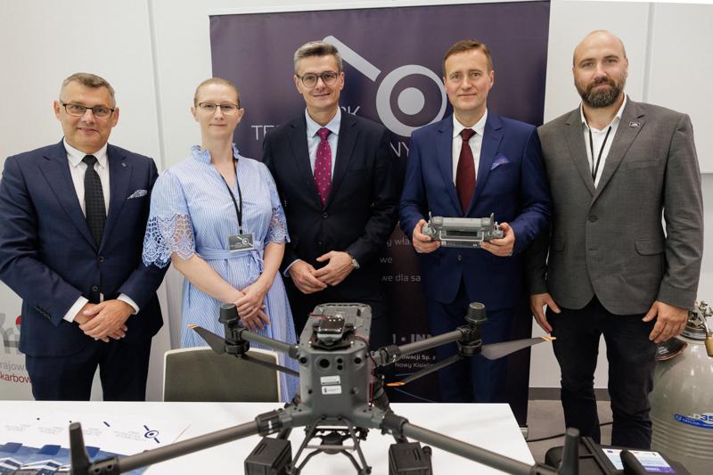 Kongres Gospodarczy to jedno z najważniejszych spotkań świata biznesu, samorządu i nauki w Lubuskiem. To właśnie tu uczestnicy szukają inspiracji, nowych technologii i kierunków rozwoju, skupiając się na kluczowych specjalizacjach regionu: innowacyjnym przemyśle, zielonej gospodarce oraz zdrowiu i jakości życia.