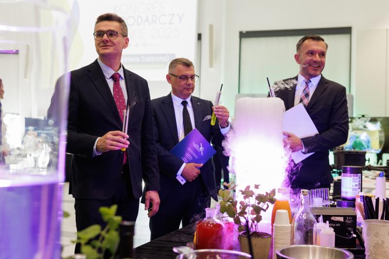 Kongres Gospodarczy to jedno z najważniejszych spotkań świata biznesu, samorządu i nauki w Lubuskiem. To właśnie tu uczestnicy szukają inspiracji, nowych technologii i kierunków rozwoju, skupiając się na kluczowych specjalizacjach regionu: innowacyjnym przemyśle, zielonej gospodarce oraz zdrowiu i jakości życia.