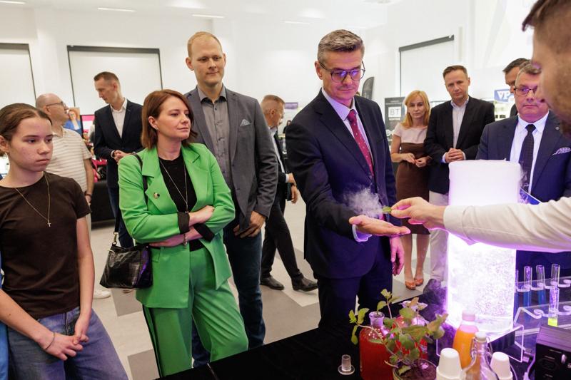 Kongres Gospodarczy to jedno z najważniejszych spotkań świata biznesu, samorządu i nauki w Lubuskiem. To właśnie tu uczestnicy szukają inspiracji, nowych technologii i kierunków rozwoju, skupiając się na kluczowych specjalizacjach regionu: innowacyjnym przemyśle, zielonej gospodarce oraz zdrowiu i jakości życia.
