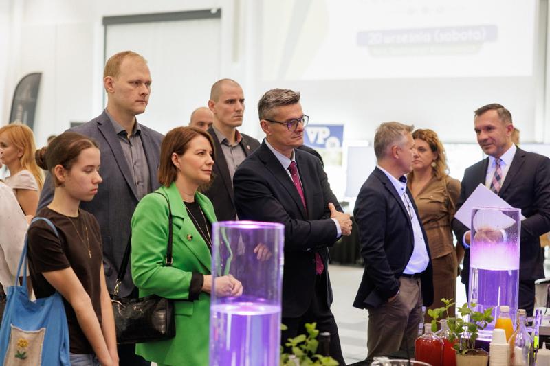 Kongres Gospodarczy to jedno z najważniejszych spotkań świata biznesu, samorządu i nauki w Lubuskiem. To właśnie tu uczestnicy szukają inspiracji, nowych technologii i kierunków rozwoju, skupiając się na kluczowych specjalizacjach regionu: innowacyjnym przemyśle, zielonej gospodarce oraz zdrowiu i jakości życia.