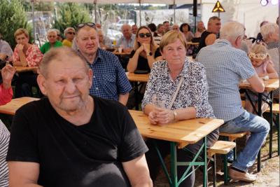 Jak co roku biesiada połączyła degustację lokalnych specjałów z integracją mieszkańców i promocją tradycji. Sprzyjająca pogoda, muzyka i radosna atmosfera sprawiły, że wydarzenie zakończyło się pełnym sukcesem.