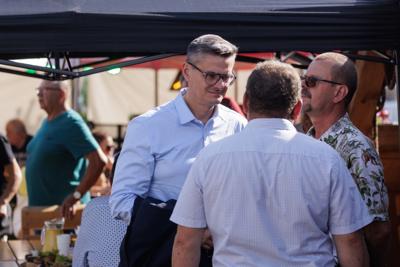 Jak co roku biesiada połączyła degustację lokalnych specjałów z integracją mieszkańców i promocją tradycji. Sprzyjająca pogoda, muzyka i radosna atmosfera sprawiły, że wydarzenie zakończyło się pełnym sukcesem.