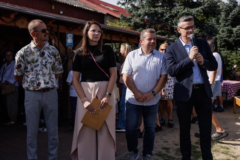 Jak co roku biesiada połączyła degustację lokalnych specjałów z integracją mieszkańców i promocją tradycji. Sprzyjająca pogoda, muzyka i radosna atmosfera sprawiły, że wydarzenie zakończyło się pełnym sukcesem.