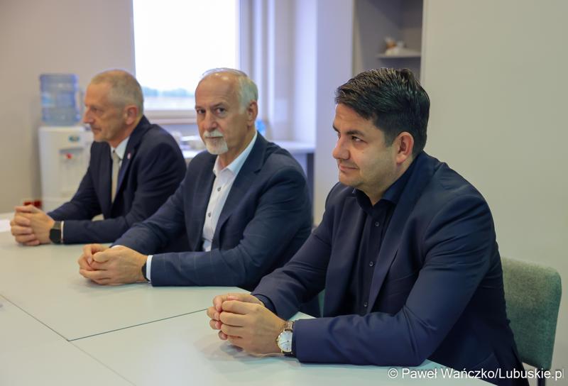 Uczestnicy konferencji prasowej dot. podpisania umowy na zaprojektowanie i budowę obwodnicy Dobiegniewa