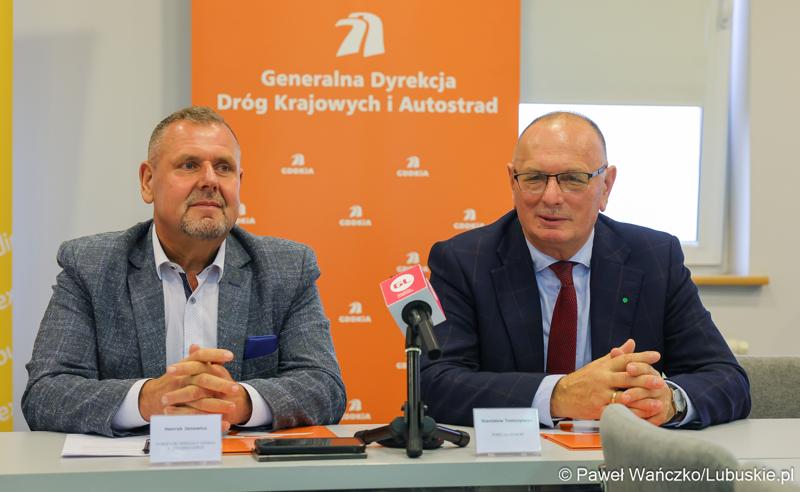 Uczestnicy konferencji prasowej dot. podpisania umowy na zaprojektowanie i budowę obwodnicy Dobiegniewa