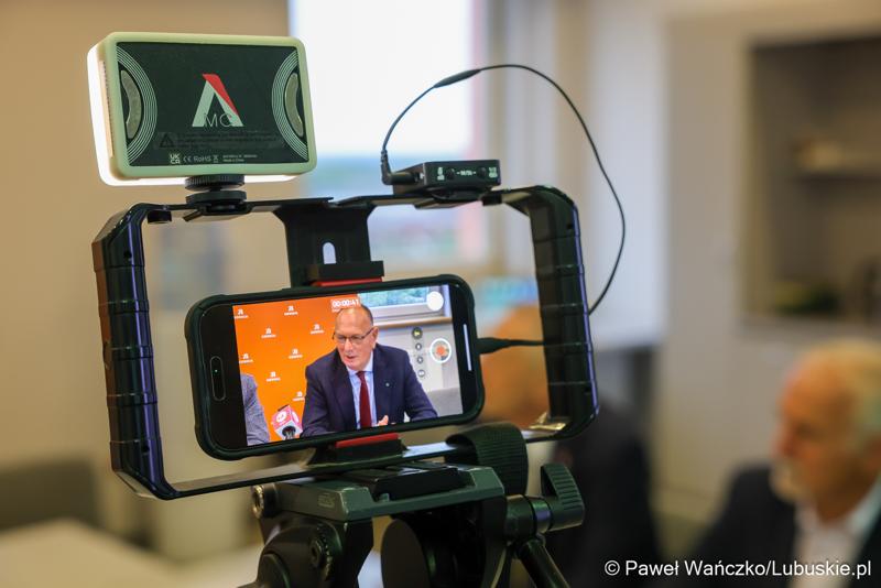 Uczestnicy konferencji prasowej dot. podpisania umowy na zaprojektowanie i budowę obwodnicy Dobiegniewa