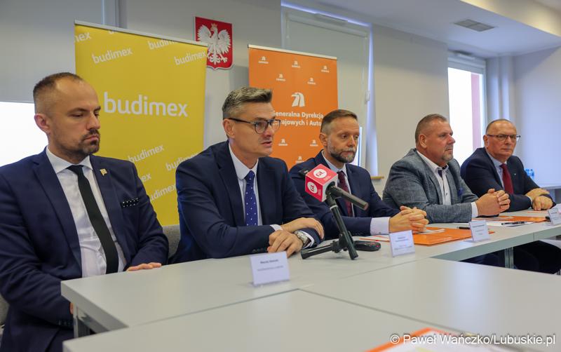 Uczestnicy konferencji prasowej dot. podpisania umowy na zaprojektowanie i budowę obwodnicy Dobiegniewa