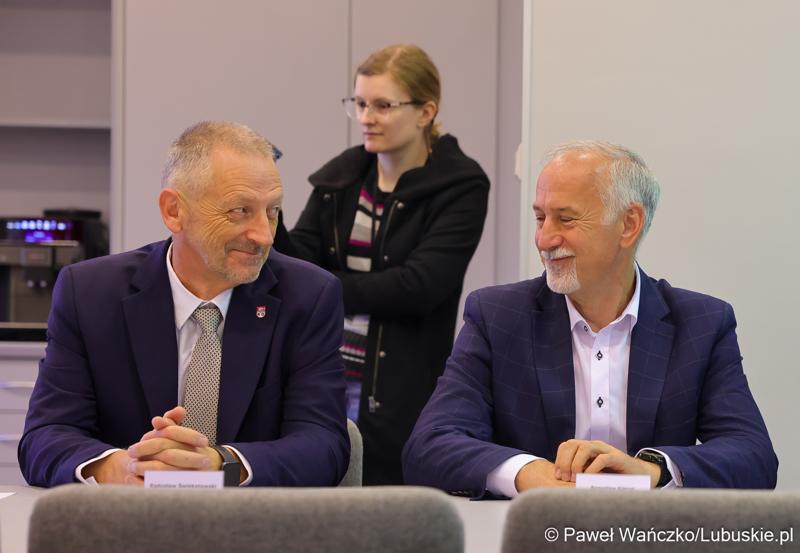Uczestnicy konferencji prasowej dot. podpisania umowy na zaprojektowanie i budowę obwodnicy Dobiegniewa