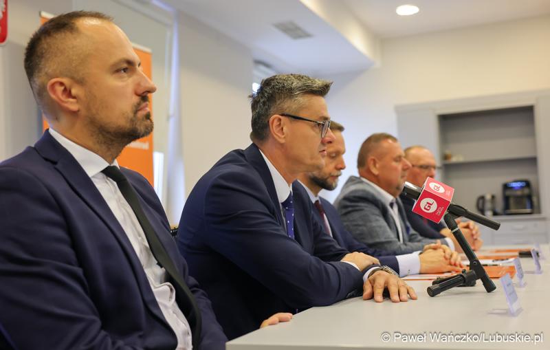 Uczestnicy konferencji prasowej dot. podpisania umowy na zaprojektowanie i budowę obwodnicy Dobiegniewa