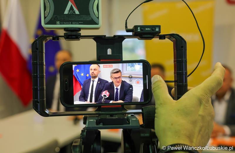 Uczestnicy konferencji prasowej dot. podpisania umowy na zaprojektowanie i budowę obwodnicy Dobiegniewa