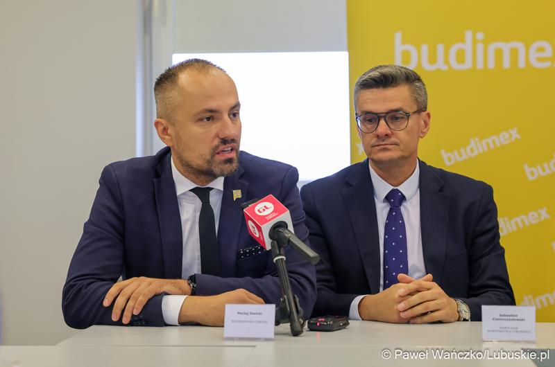 Uczestnicy konferencji prasowej dot. podpisania umowy na zaprojektowanie i budowę obwodnicy Dobiegniewa